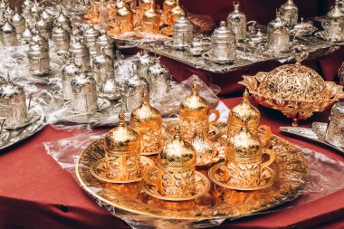 Hediyelik eşya dükkanında geleneksel Türk kahvesi servisi. Metal süslemeli kahve seti. Türk kahve kültürünün sembolü. Türkiye 'den popüler bir hatıra ve hediye. Seçici odak
