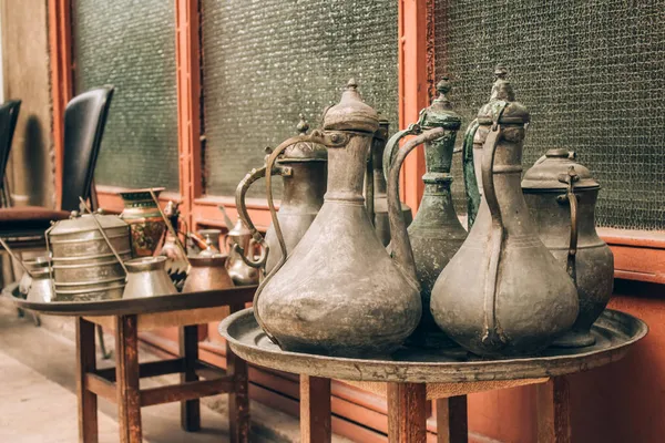 Klasik oryantal fıçı sürahileri ya da su sürahisi - Grand Bazaar 'dan alışveriş. Türkiye 'den geleneksel hediyelik eşyalar. Cooper hatıraları olan doğu bit pazarı.