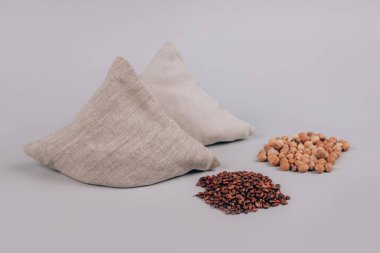 İki masaj yastığı - kiraz taşı ve üzüm çekirdeği dolu yastıklar, doğal ısı ya da serin bir paket. Alternatif tıp ve terapi, spa masajı için pit sack, kayropraktik bakım veya ev sağlığı hizmetleri