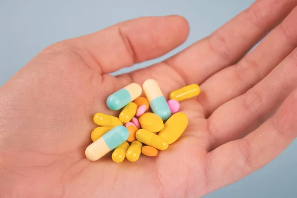 Mano Dell Uomo Tenendo Assortiti Pillole Medicina Multicolore Capsule Compresse — Foto Stock