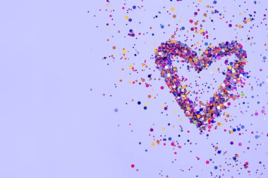 Fotokopi alanı olan leylak arka planda parlak parıltılardan oluşan bir kalp. Sevgililer Günü ya da doğum günü konsepti. 2022 Yılı Rengi