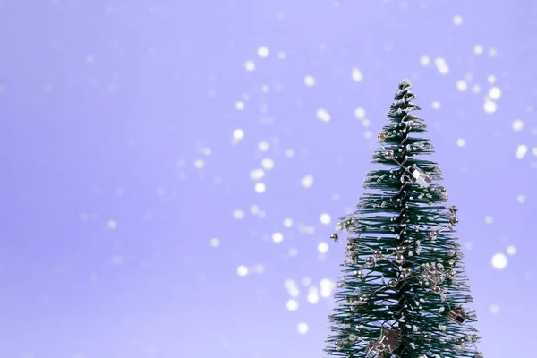 트렌디 퍼플 크리스마스 배경 (Trendy purple Christmas background) - 크리스마스 트리 (Christmas tree) 또는 새해 트리 (New Year tree) 에는 복사 공간 이 있는 유행하는 라일락 배경에 장식 과 조명 이 있다. 선택적 초점, 올해의 색깔 — 스톡 사진