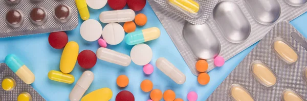 Banner Diverse Veelkleurige Medicijnpillen Capsules Tabletten Blisterverpakkingen Blauwe Achtergrond Immuunsysteem — Stockfoto