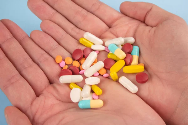 Uomo Che Tiene Mano Pillole Capsule Compresse Multicolori Assortiti Una — Foto Stock