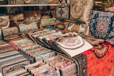 Hediyelik eşya pazarında el yapımı deri, el yapımı çantalar ve çantalar. Yerel iş konsepti. Turist hatıraları, seçici odak