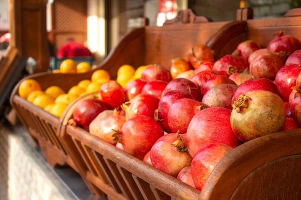 Frutas frescas de romã no mercado asiático de rua. Frutas no mercado agrícola local prontas para fazer suco. Foco seletivo — Fotografia de Stock