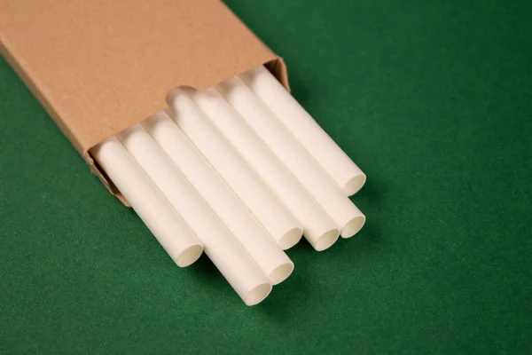 Mockup image of white paper straws in kraft paper box on green background with copy space. Biodegradable drinking straws. Sustainable lifestyle and zero waste concept — Stock Photo, Image