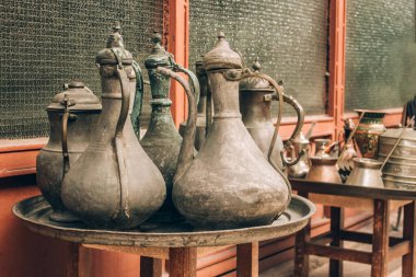 Klasik oryantal fıçı sürahileri ya da su sürahisi - Grand Bazaar 'dan alışveriş. Türkiye 'den geleneksel hediyelik eşyalar. Cooper hatıraları olan doğu bit pazarı.