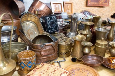 Lviv, Ukrayna - 7 Mart 2021: Bit pazarındaki antikalar, antika sofra takımı, eski fotoğraf makinesi ve diğer vintage eşyalar. Koleksiyon eşyaları ve garaj satışı konsepti. Seçici odak