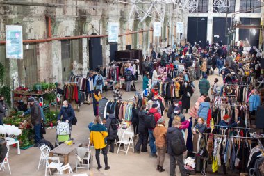 Lviv, Ukrayna - 7 Mart 2021: İnsanlar Lem İstasyonu, Tlum ve Kram 'da garaj satışından alışveriş yapıyor. Hipster vintage kıyafetler ve bit pazarında ikinci el eşyalar. Ucuz alışveriş ya da bağış konsepti