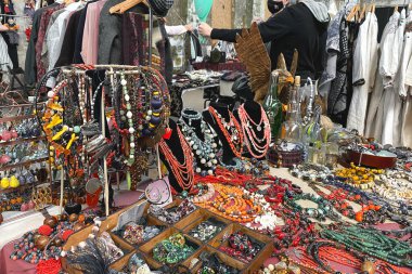 Lviv, Ukrayna - 16 Mayıs 2021: Bit pazarında veya mevsimlik festivalde antika ve antika mücevherler - mücevher, gümüş broşlar ve diğer vintage eşyalar. Koleksiyon eşyaları, garaj satışı konsepti.