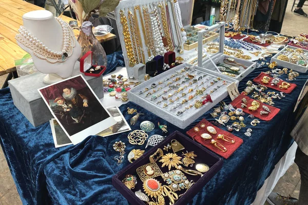 Lviv, Ukraine - May 16, 2021 : Antiques and vintage jewelry on flea market - jewelry, silver brooches and other vintage things. Collectibles memorabilia, garage sale concept — Stockfoto