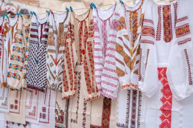Farklı Ukrayna klasik kıyafetleri - geleneksel işlemeli gömlekler, vyshyvanka. Lviv 'deki bit pazarında geleneksel Ukraynalı elbiseler, ikinci el alışveriş konsepti. Seçici odak