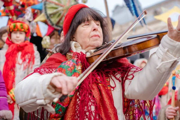 Lviv Oekraïne Januari 2022 Volksmuzikant Vrouwenviolonist Bij Flash Christmas Star — Stockfoto