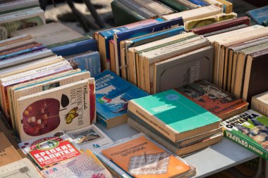 Lviv, Ukrayna - 16 Ocak 2022: Arka plan olarak Ukrayna 'daki eski kitaplar ve Rusya' daki bit pazarındaki tezgah. Nadir kitaplar, bibliyofili ya da bibliyofili konsepti toplamak. SSCB 'den antika kitaplar