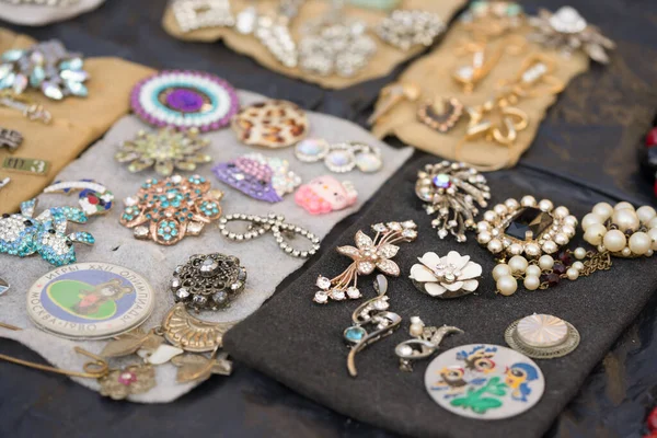 Lviv Ukraina Januari 2022 Antikviteter Loppis Närbild Vintage Smycken Silverbroscher — Stockfoto