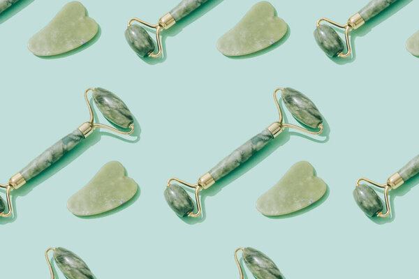 Пластырь, сделанный из нефрита и розы для лица на зеленом фоне. Массажный набор для лица для поднятия массажа из натуральных камней. Средства по уходу за кожей