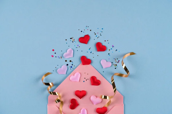 Dia Dos Namorados Fundo Festivo Envelope Rosa Com Corações Vermelhos — Fotografia de Stock
