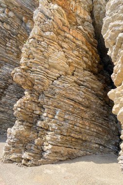 Çok güzel doğal kayalar, taştan oluşumlar. Dikey resim, seçici odak