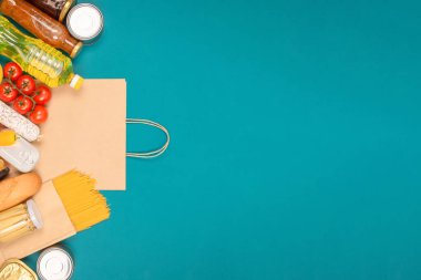 Makarna, taze sebzeler, konserve yiyecekler, baget ve diğer sebzeler. Yiyecek bankası, yiyecek bağışları teslimat konsepti. Model resmi