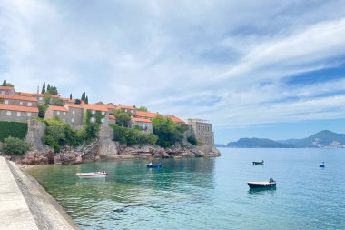 Karadağ 'ın Budva kentindeki Sveti Stefan Adası, sonbahar günü. Adriyatik kıyı şeridinden ada manzarası çok güzel. Seçici odak