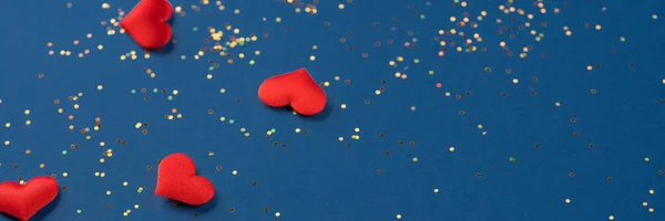 Fondo de banner festivo con corazones rojos y destellos holográficos multicolores sobre fondo azul oscuro. Antecedentes de San Valentín para su proyecto —  Fotos de Stock