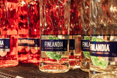 Lviv, Ukrayna - 20 Şubat 2022: Bad Boy içki dükkanı, Finlandiya 'nın en popüler votka çeşnili şişeleri. Yakın çekim.