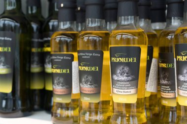 Lviv, Ukrayna - 20 Şubat 2022: İspanya 'nın Katalonya kentinden orijinal geleneksel Akdeniz baharatları olan süpermarkette ekstra saf zeytinyağı içeren çeşitli şişeler