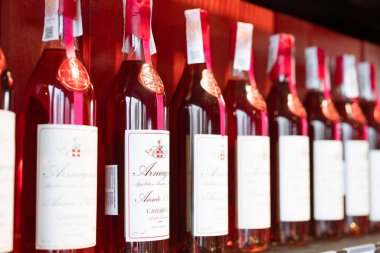 Lviv, Ukrayna - 20 Şubat 2022: Bad Boy mağazası, Armagnac Castarede şişeleri - likör dükkanında Fransız alkolü. Süpermarkette alkol reyonu. Seçici odak