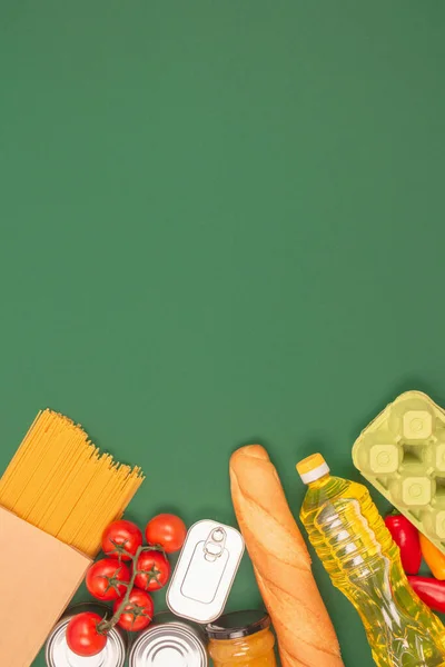 Verticaal Beeld Met Boodschappen Voedsel Donaties Groene Achtergrond Met Kopieerruimte — Stockfoto