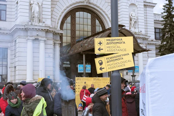 Lviv Ucrânia Março 2022 Refugiados Ucranianos Estação Ferroviária Lviv Placas — Fotografia de Stock