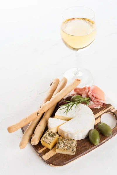 Charcuterie Bois Avec Sélection Fromages Prosciutto Servis Avec Des Olives — Photo