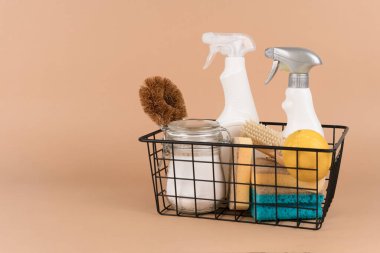 Biyolojik organik deterjan içeren sepet, ev temizliği ve çamaşır konsepti. Doğal ev temizleyicileri - kabartma tozu, limon, sitrik asit yıkama makinesi veya bej arka planda fotokopi alanı olan ev yapımı hava tazeleyici
