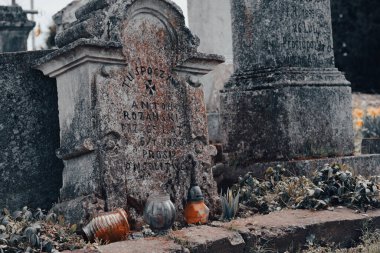 Eski mezarlıkta yıpranmış eski mezar taşları. Ürkütücü eski kilise bahçesi sahnesi. Gizem ve ruhanilik kavramı. Seçici odak
