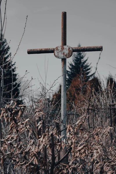 Immagine Verticale Vecchia Sepoltura Sconosciuta Con Croce Metallo Cimitero Abbandonato — Foto Stock