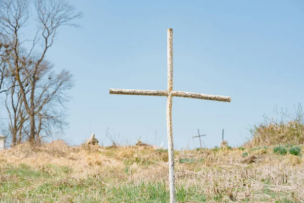 Onbekende Begrafenis Met Wit Metalen Kruis Verlaten Begraafplaats Tegen Blauw — Stockfoto