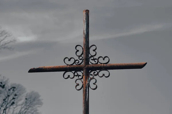 Altes Verwittertes Metallkreuz Auf Dem Friedhof Vor Dunklem Himmel Alter — Stockfoto