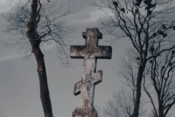可怕的万圣节背景 古老的墓碑 石头十字架雕塑与黑暗的天空在废弃的古墓园 有选择的重点 — 图库照片