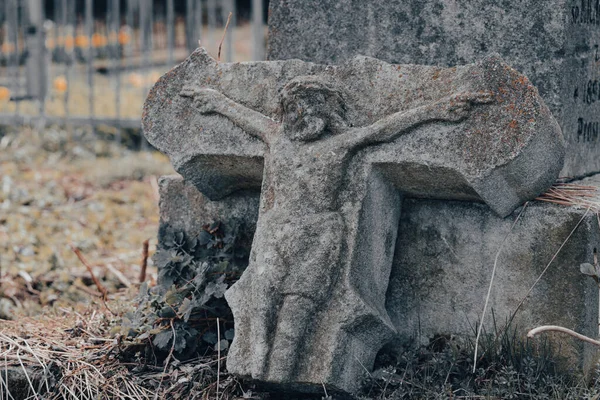 Crucifijo Piedra Derribada Lápida Rota Cementerio Antiguo Abandonado Misterio Concepto —  Fotos de Stock