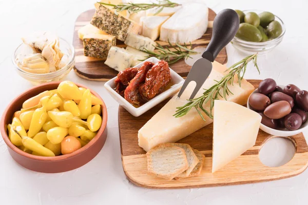 Katı ve olgun peynirler zeytin, turşu bebek biberi, kurutulmuş güneş domatesleri ve enginarla servis edilir. Peynir dilimli şarküteri tahtası ve geleneksel İtalyan antipastası çeşitleri.