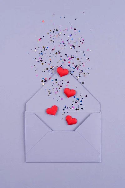 Verticale Valentijnsdag Feestelijke Achtergrond Paarse Envelop Met Rode Hartjes Confetti — Stockfoto