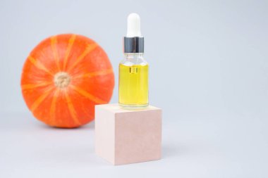 Doğal organik kozmetik yağlı balkabağı tohumu şişesi cilt bakımı için kozmetik yağ özütü ya da balkabaklı gri arka planlı saçlar. Güzellik tedavisi, seçici odaklanma. Bitkisel tıp konsepti