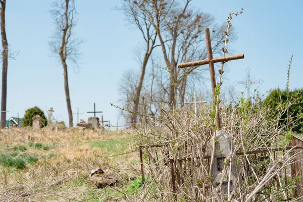 Enterro Desconhecido Com Cruz Metal Cemitério Abandonado Contra Azulejos Velho — Fotografia de Stock