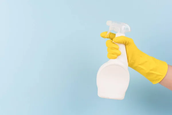 Hand Yellow Protective Rubber Glove Holding Spray Bottle Detergent Blue — Foto de Stock
