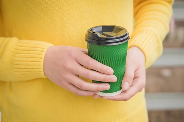 Young Woman Wearing Yellow Sweater Holding Green Paper Coffee Cup — Foto de Stock
