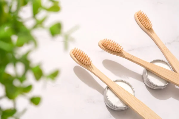 Doğal Ahşap Bambu Diş Fırçaları Mineral Diş Tozu Beyaz Masa — Stok fotoğraf