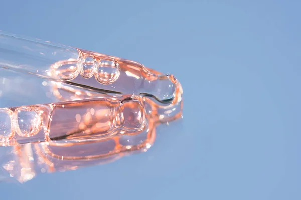 Дві Піпетки Рожевою Рідиною Синьому Скляному Фоні Копіювальним Простором Текстура — стокове фото