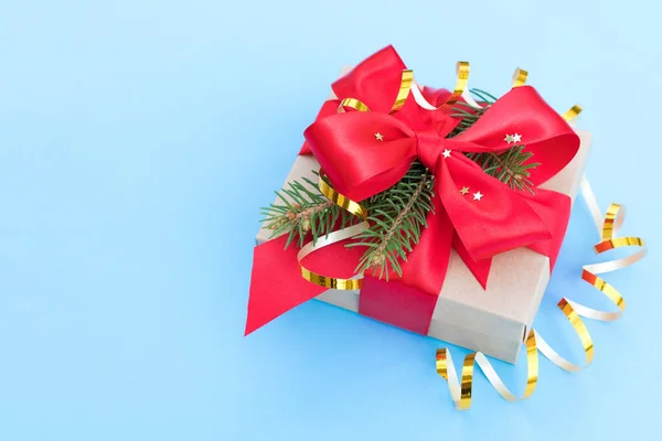 Caixa Presente Natal Bonita Com Arco Fita Vermelha Ramo Árvore — Fotografia de Stock