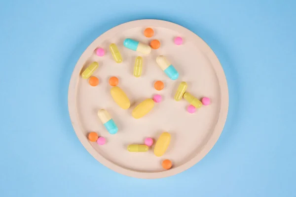 Mavi Arka Planda Çeşitli Ilaç Hapları Kapsüller Tabletler Bağışıklık Sistemi — Stok fotoğraf