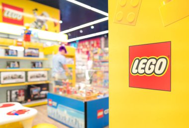 Lviv, Ukrayna - 7 Mayıs 2022: En büyük oyuncakçı Budynok igrashok 'ta (Oyuncak Evi) lego bölümü. Logo sarı duvarda. Seçici odak